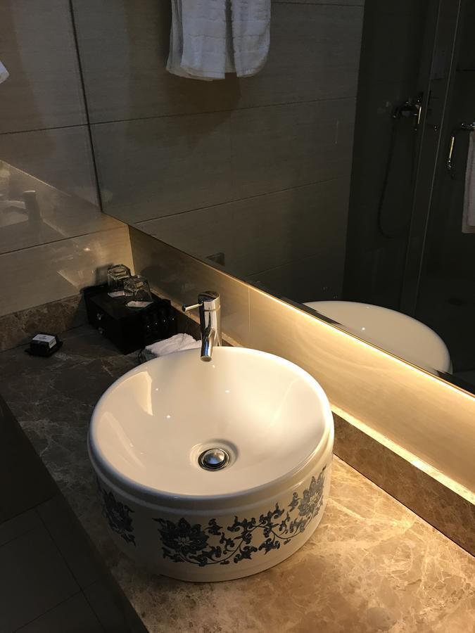 Huayu Paradise International Hotel Lhasa Bagian luar foto